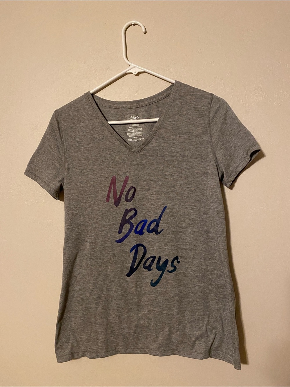 👚Athletic Works Heather Gray V-Neck Graphic Tee